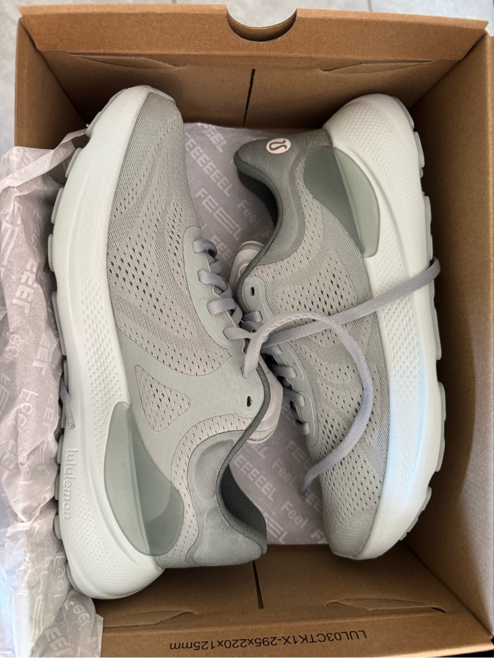 Lululemon Beyondfeel runner size 9